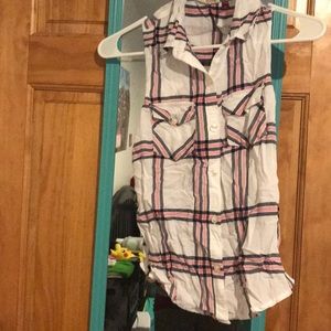 Size S. Sleeveless plaid shirt.